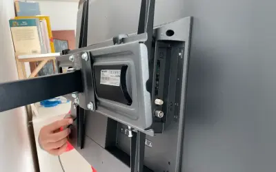 Jak zamontować TV na karton-gipsie? Uniknij błędów!