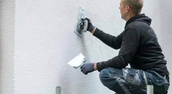 Tynk dekoracyjny z gipsu: Jak zrobić? Poradnik DIY + triki!