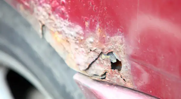 Rdza w samochodzie? Wybierz najlepszą farbę i zapomnij o problemie
