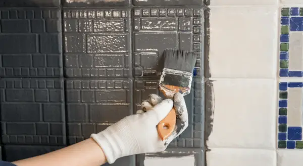 Jaka najlepsza farba do płytek? Poradnik DIY i trwały efekt.