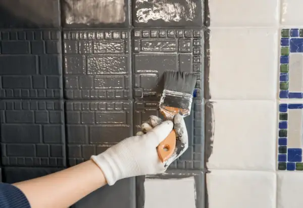 Jaka najlepsza farba do płytek? Poradnik DIY i trwały efekt.